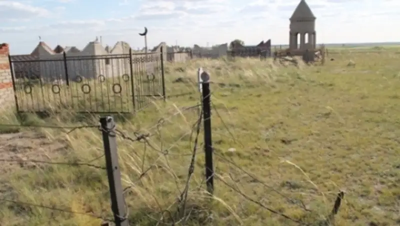 Павлодарлы&#1179; полицейлер зират &#1179;оршауларын &#1201;рла&#1171;ан адамды &#1201;стады