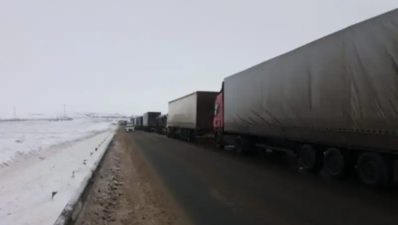Очередь из фур на 15 километров скопилась на границе с Россией
