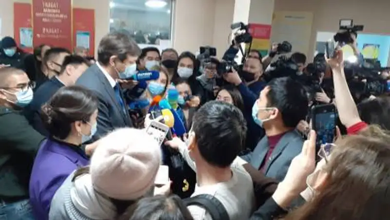 Массовое скопление на вакцинации вице-министров: будут ли последствия