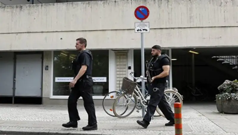 В Берлине мужчина напал на полицейских