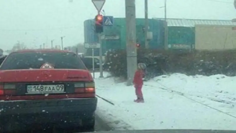 Привязанная к световой опоре девочка просила милостыню в Караганде