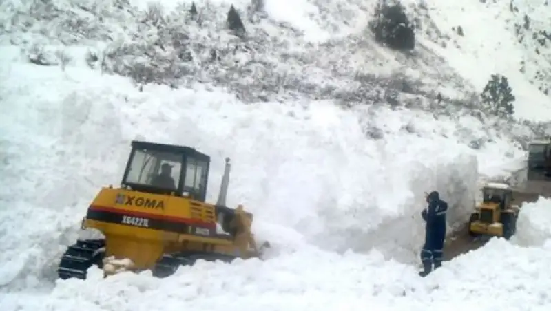 Лавина перекрыла стратегическую автомагистраль Бишкек-Ош в Киргизии