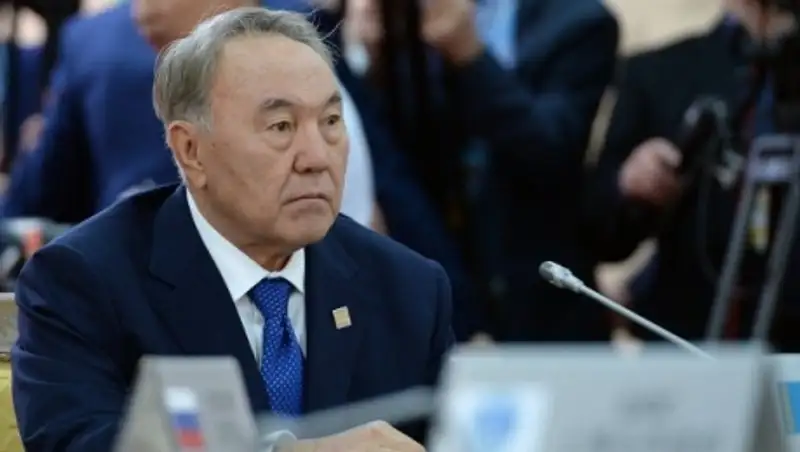 Нурсултан Назарбаев наградил Франсуа Олланда орденом