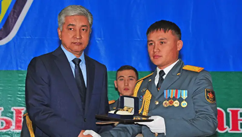 Министр обороны РК наградил офицеров-выпускников Военного института Сухопутных войск
