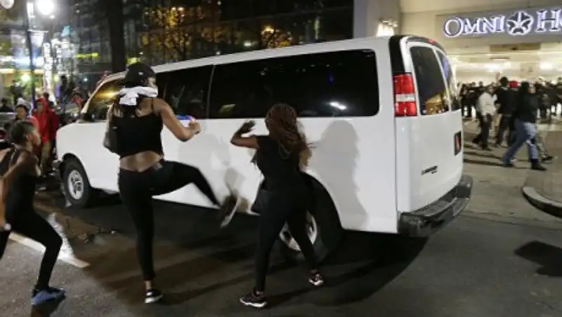 Власти охваченного беспорядками города Шарлотт ввели комендантский час