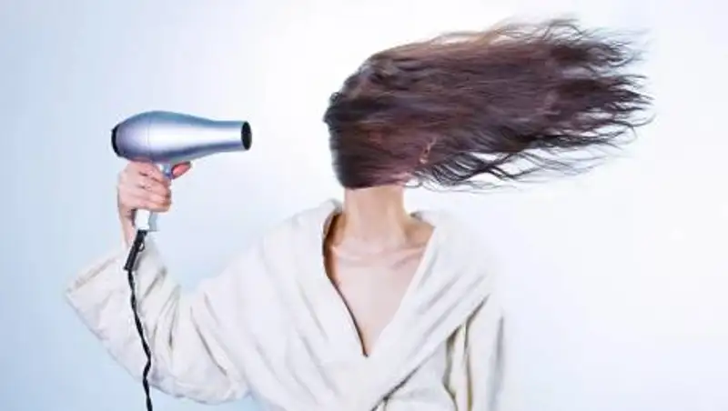 Как и когда лучше мыть волосы зимой, объяснил эксперт