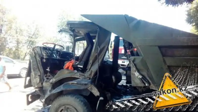 В Алматинской области в крупном ДТП столкнулись три авто