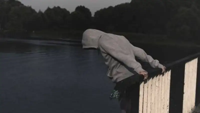 Схватил на лету: спасение мужчины на мосту попало на видео