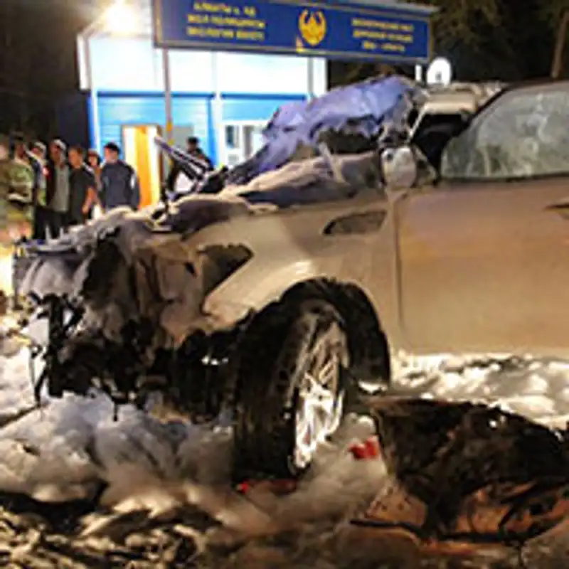 В Алматы внедорожник на высокой скорости врезался в автопоезд, 1 человек погиб, двое пострадали (фото), фото - Новости Zakon.kz от 16.08.2013 15:33