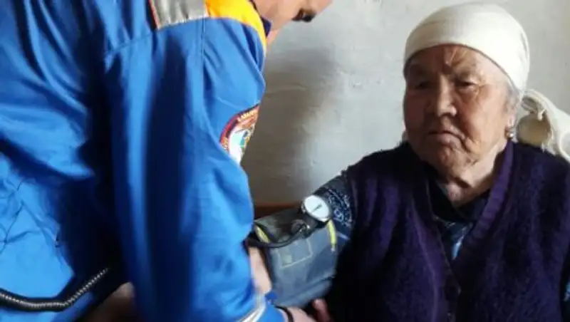 Центр медицины катастроф оказывает помощь пострадавшим при подтоплении Атбасара