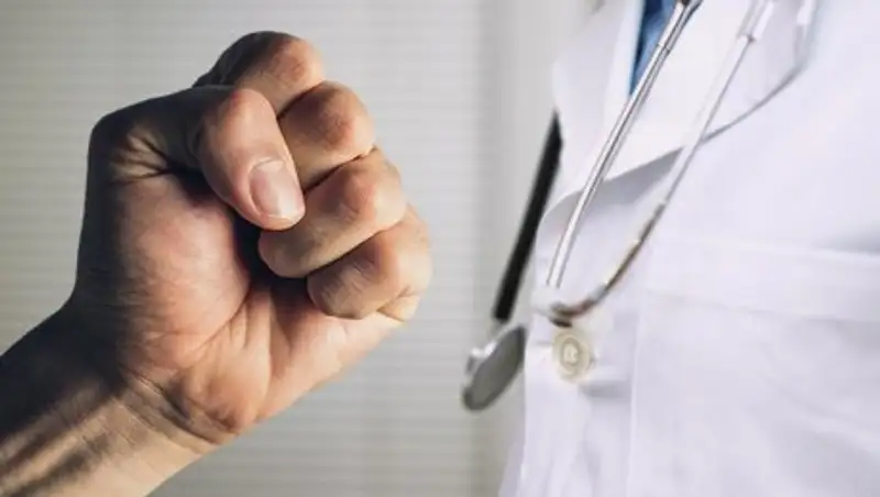 Отец погибшего ребёнка напал на врача в Алматинской области