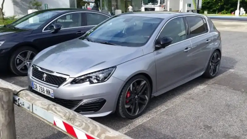 «Заряженный» Peugeot 308 GTI подготовился к дебюту