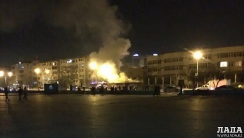 В Актау горел торговый остановочный павильон