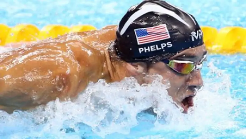 Майкл Фелпс проиграл белой акуле в заплыве на 100 метров