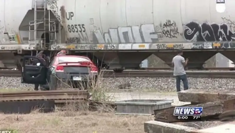19-летнюю модель сбил поезд во время фотосессии на железной дороге