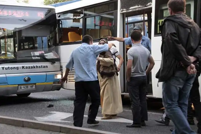 В Алматы столкновение двух автобусов закончилось рукопашной водителей (фото), фото - Новости Zakon.kz от 20.06.2013 17:36