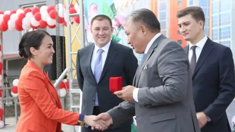 Аким области в день Конституции вручил ключи нескольким карагандинским семьям