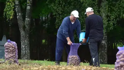 Подарил белорусским журналистам по мешку картошки, фото - Новости Zakon.kz от 17.11.2022 22:40