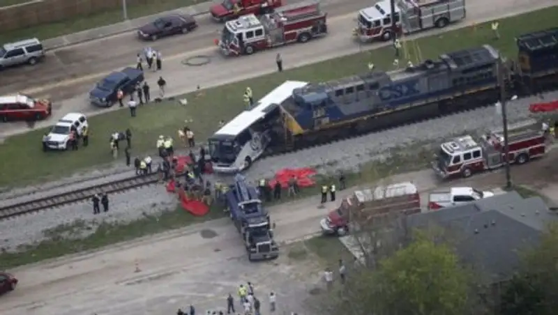 В США поезд врезался в автобус: четверо погибли, десятки ранены