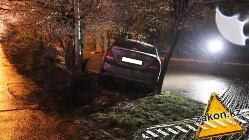 В Алматы водитель Hyundai разбил машину об опору уличного освещения