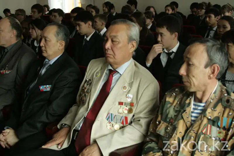 В алматинской школе провели торжественное мероприятие для воинов-афганцев В алматинской школе провели торжественное мероприятие для воинов-афганцев, фото - Новости Zakon.kz от 22.02.2013 21:06