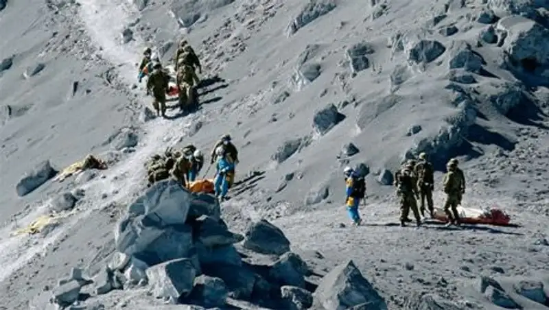 Спасатели нашли еще семь тел на склонах вулкана Онтакэ 