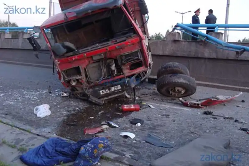 Грузовик «свалился» с моста в Алматы, зацепив внедорожник (фото) Грузовик «свалился» с моста в Алматы, зацепив внедорожник (фото), фото - Новости Zakon.kz от 17.05.2013 17:14