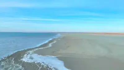 "Голый песок": обмелевший Каспий вновь запечатлели на видео с высоты, фото - Новости Zakon.kz от 05.12.2022 10:45