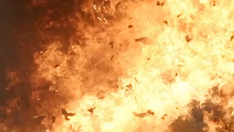 Квартиру подожгли в пятиэтажке в ВКО, найдены два трупа, спасены 7 жильцов