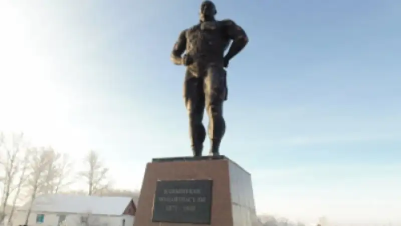 В пригороде Астаны установили памятник Кажимукану Мунайтпасову