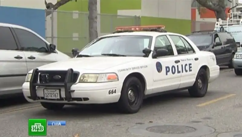 В Лос-Анджелесе неизвестный обстрелял машину с подростками