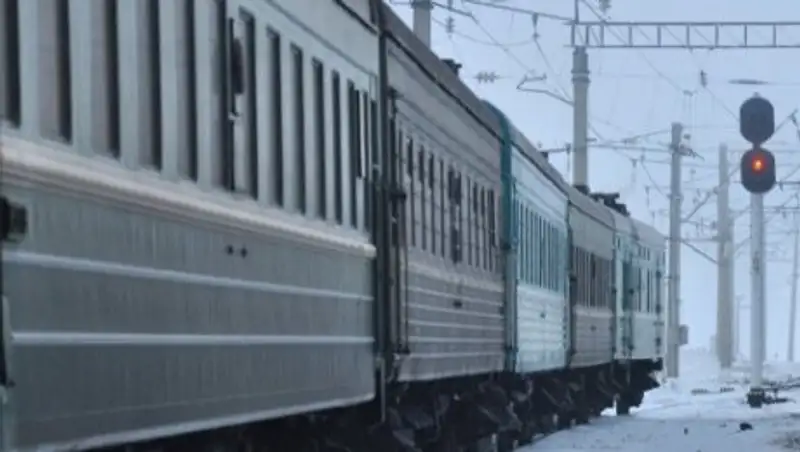 Из-за схода грузовых вагонов задерживаются 12 пассажирских поездов