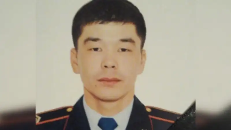 Полицейские Казахстана собрали 29 млн тенге семье погибшего в Атырау коллеги