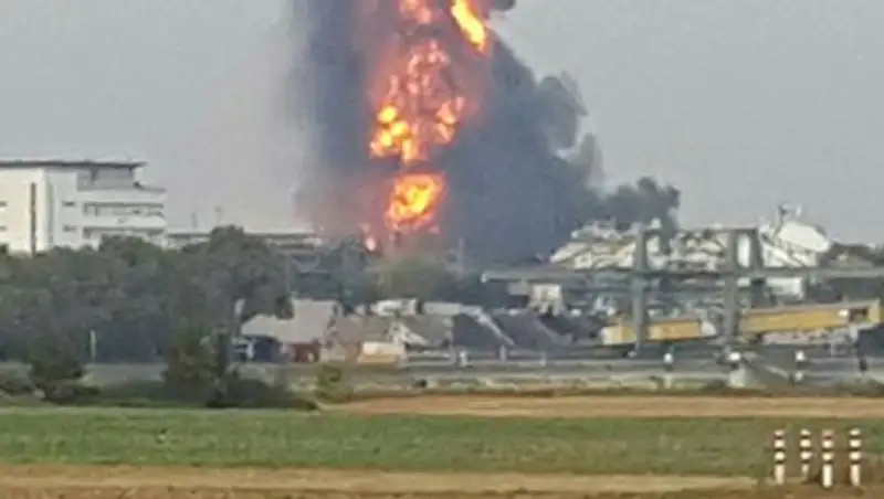 Несколько человек пропали без вести после взрыва на химзаводе в Германии