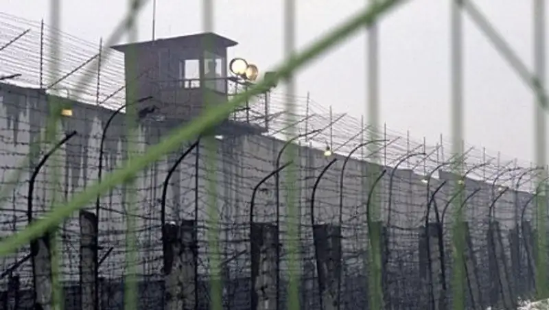 Т&#1199;рмеде азаптаудан &#1199;ш сотталушы к&#1257;з ж&#1201;мып, біреуі &#1257;з-&#1257;зіне &#1179;ол ж&#1201;мса&#1171;ан