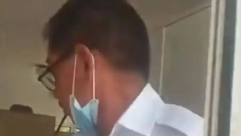 Жительница Алматы пожаловалась на охранника больницы с перегаром