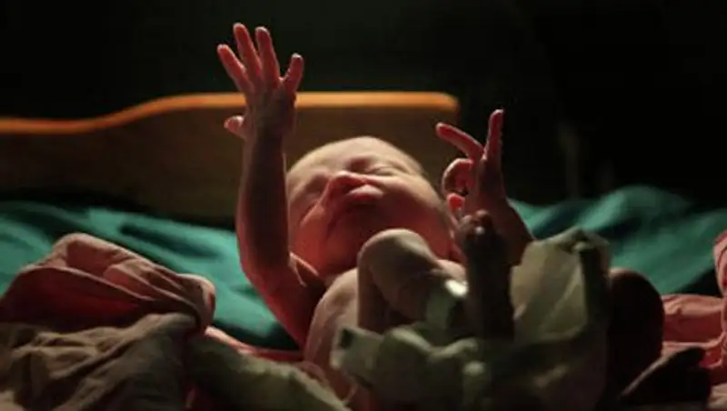 Выбросившую новорожденного ребенка в мусорку несовершеннолетнюю мать осудили в Астане