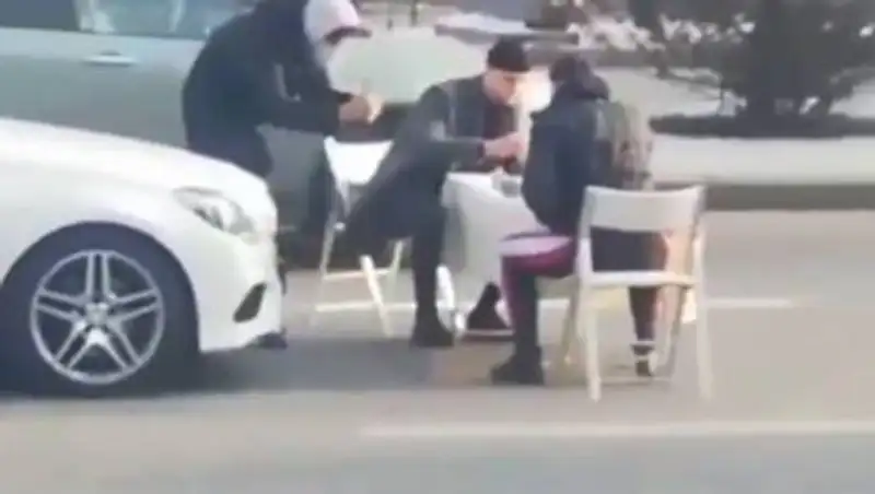 Игра в шахматы на дороге в Алматы - участников арестовали