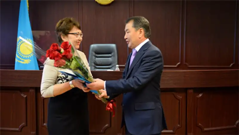 Председатель Верховного Суда провел собрание, посвященное Дню государственных символов РК