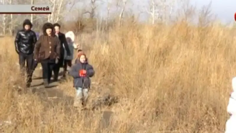 Жители Семея калечатся в оставленных коммунальщиками траншеях