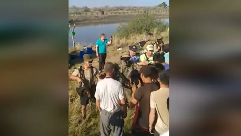 Массовый конфликт с участием полиции и стрельбой сняли в Павлодаре