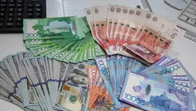 доллары, евро, рубли, обменный пункт, фото - Новости Zakon.kz от 28.10.2022 09:19