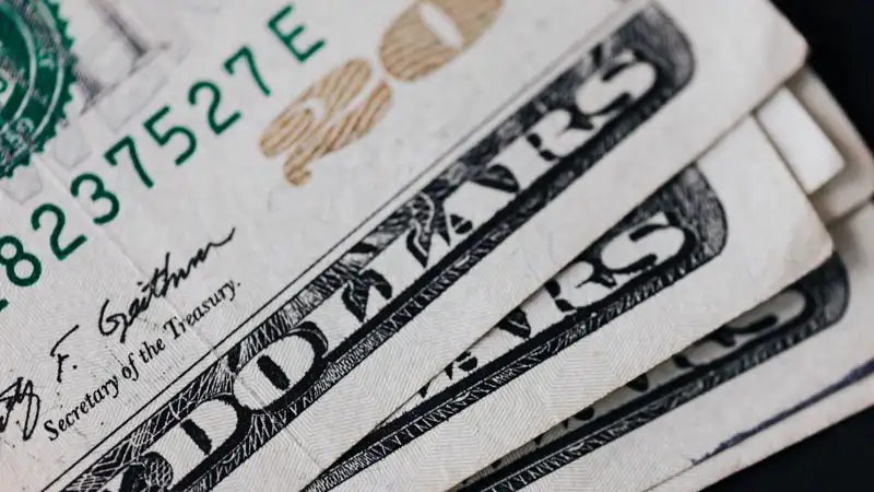 Курс доллара продолжает расти на торгах 5 мая