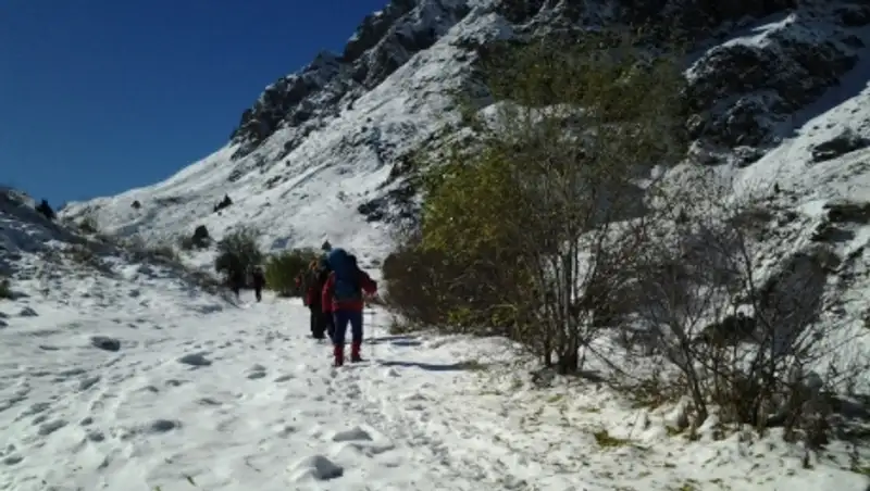 Потерявшихся в алматинских горах туристов эвакуировали спасатели