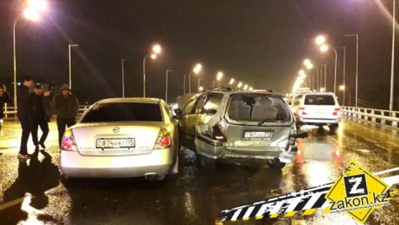 В Алматы канистра в качестве "аварийного знака" не спасла сломавшееся авто от ДТП