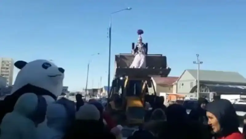 Медведи и лимузины. Необычная встреча жены из роддома удивила казахстанцев