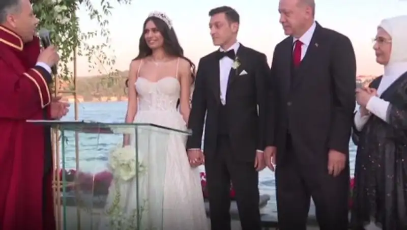 Эрдоган стал свидетелем на свадьбе футболиста Озила