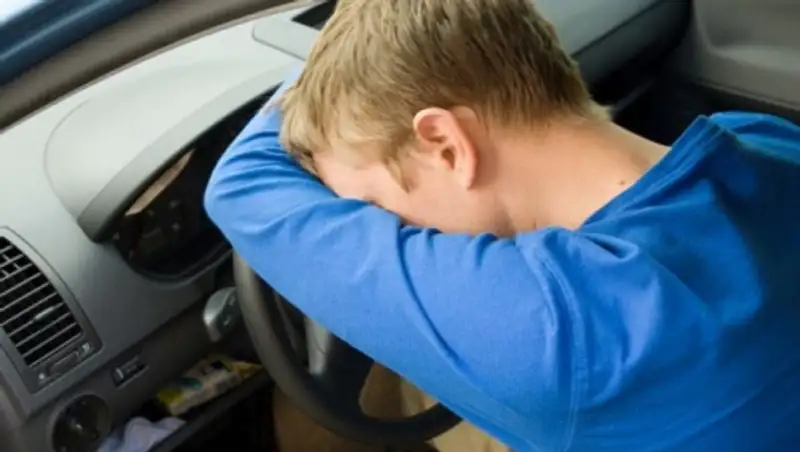 В Усть-Каменогорске пьяный парень разбил угнанную машину