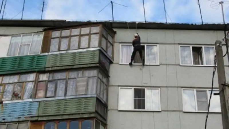 Спасатели ВКО применили альпинистское снаряжение, чтобы вызволить ребенка