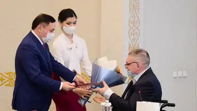 вручение встреча, фото - Новости Zakon.kz от 03.12.2021 17:48